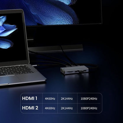 Laptop verbonden met meerdere schermen en een mediaconnectie-adapter op een zwarte tafel
