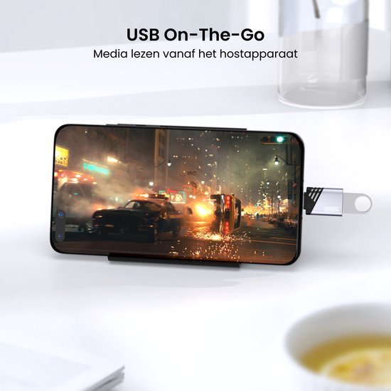 Smartphone horizontaal met USB-stick aangesloten en actief afspelende film op scherm
