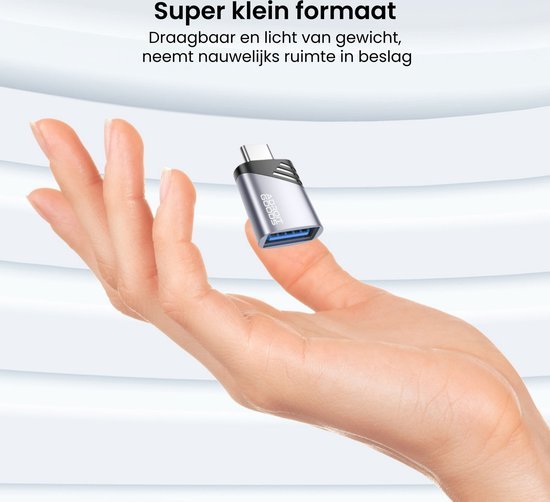 Hand houdt een klein zilverkleurig USB-adapter met blauwe aansluiting vast