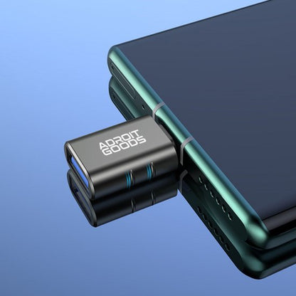 USB-C naar USB-A adapter aangesloten op smartphone