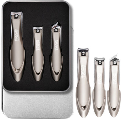 Set van zes zilverkleurige nagelknippers in een metalen doos met zwart schuimrubberen inzetstuk