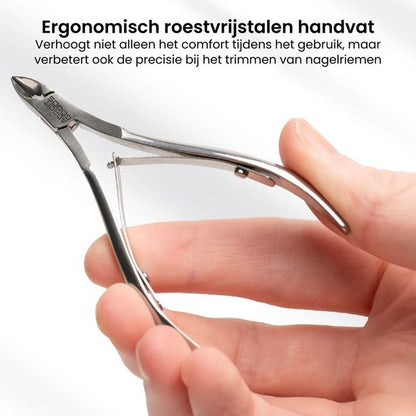 Hand houdt roestvrijstalen nagelknipper met ergonomisch handvat voor precisie en comfort.