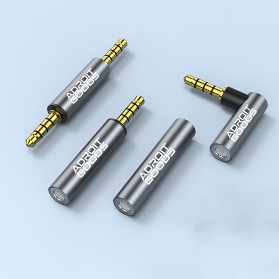 Vier verschillende metalen audio-adapters in zilver met gouden contactpunten en merknaam Adroit Goods