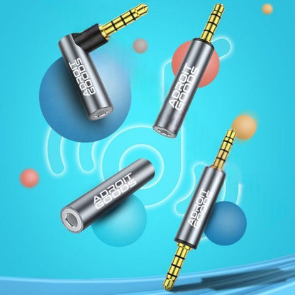 Vier metalen audio-adapters met goudkleurige stekkers en het merk Adroit Goods op een blauwe achtergrond