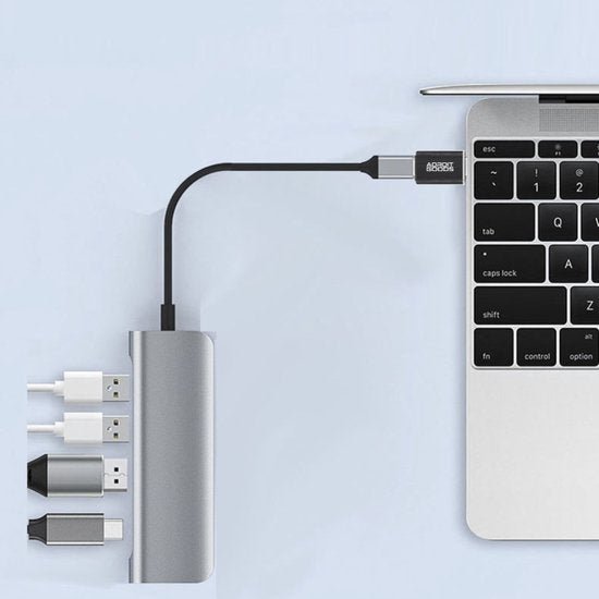 laptop verbonden met een usb hub met meerdere poorten voor verschillende apparaten