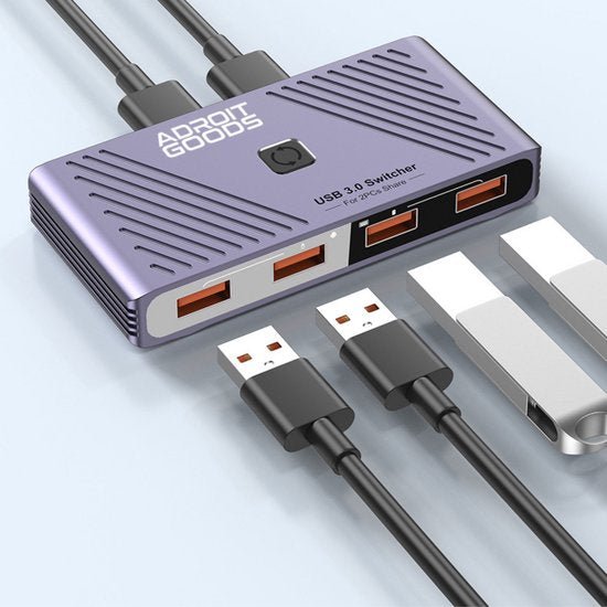 USB 3.0 switcher met meerdere poorten en aangesloten USB-kabels voor gegevensoverdracht