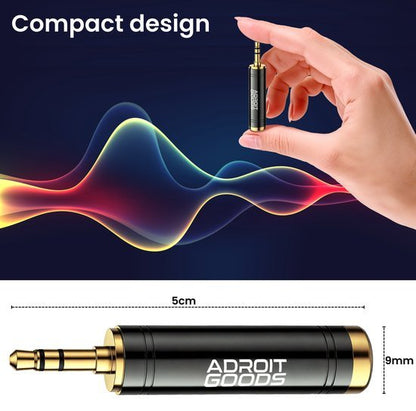 Hand houdt een klein zwart audioapparaatje met gouden accenten van 5 cm lang en 9 mm doorsnee.