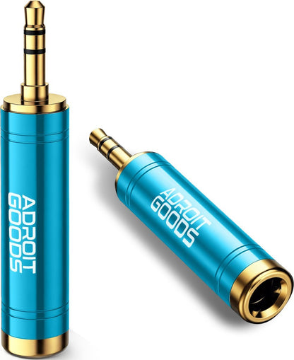 blauwe audio adapter met goudkleurige stekkers en wit logo op witte achtergrond