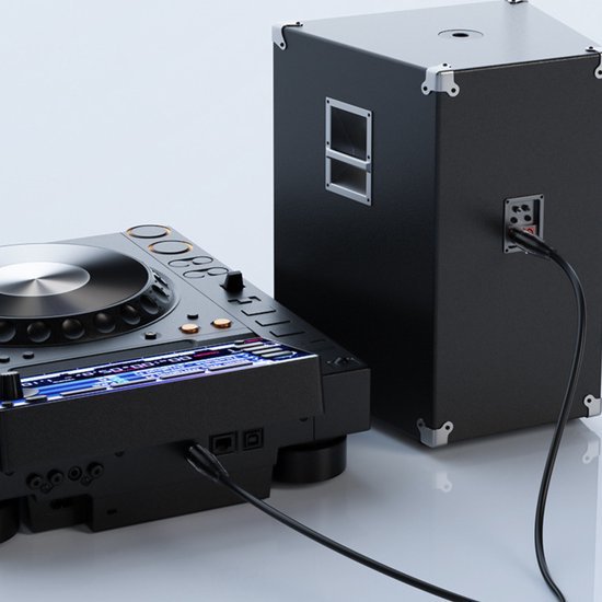 Zwarte DJ-controller verbonden met een zwarte luidspreker op een witte achtergrond.