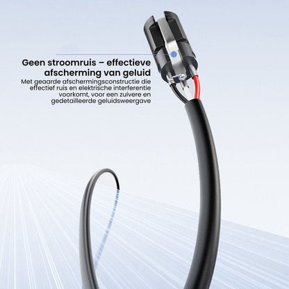 Close-up van een zwarte kabel met afgeschermde bedrading tegen geluid en interferentie