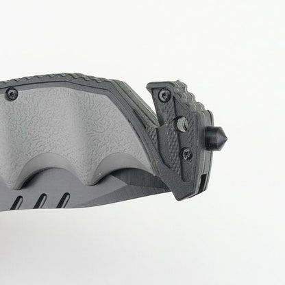 grijs zwart zakmes met getextureerd handvat en veiligheidsklem detail close-up