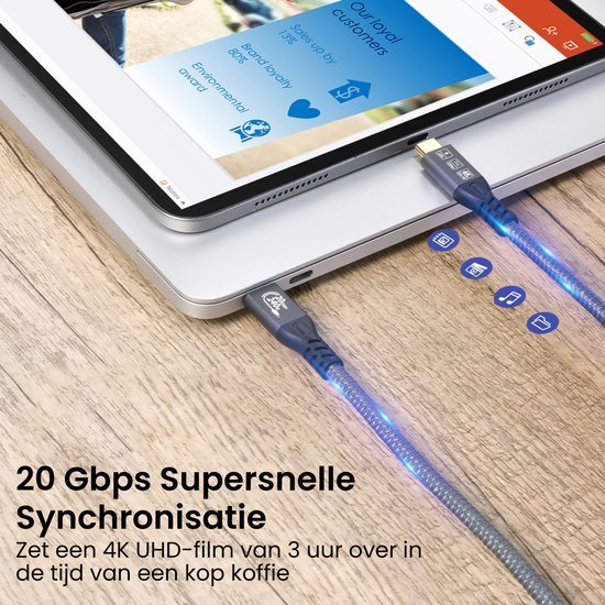 Twee blauwe datakabels verbonden met een laptop en tablet op een houten oppervlak