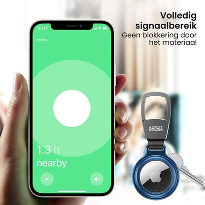 Hand die smartphone vasthoudt met locatie-app naast sleutelhanger met tracker en tekst in het Nederlands