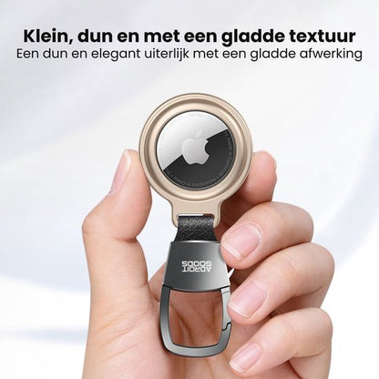 Hand houdt klein, dun accessoire met gladde textuur en metalen karabijnhaak van AdroitGoods