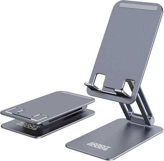 twee verstelbare metalen standaards voor mobiele apparaten met AdroitGoods logo