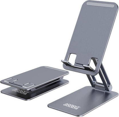 twee verstelbare metalen standaards voor mobiele apparaten met AdroitGoods logo