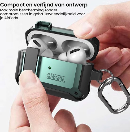Hand houdt een beschermhoes met sleutelhanger voor draadloze oordopjes in een draagbare behuizing