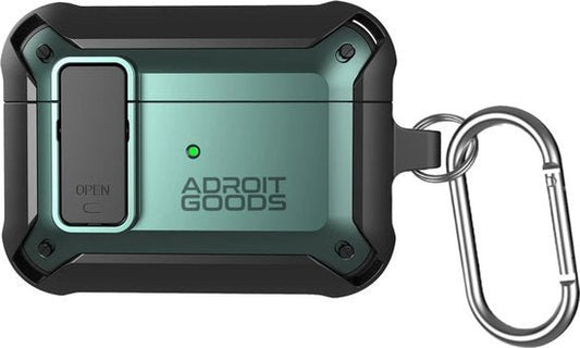 Groene en zwarte beschermhoes met karabijnhaak en Adroit Goods logo zichtbaar centraal geplaatst