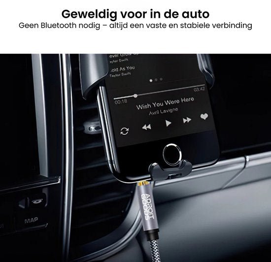 Telefoon in autohouder met kabel verbonden voor stabiele muziekverbinding zonder Bluetooth