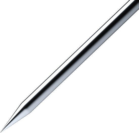 glanzende metalen punt van een scherp gereedschap of naald tegen een witte achtergrond