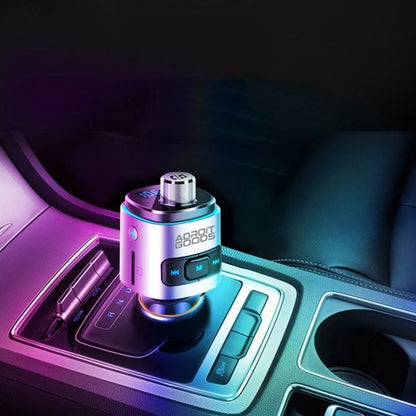 Moderne autolader met knoppen en USB-poort geplaatst in de middenconsole van een auto.
