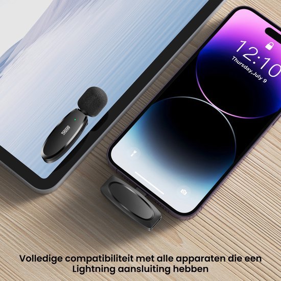 Draadloze microfoon aangesloten op tablet en smartphone met oplaaddock op houten oppervlak