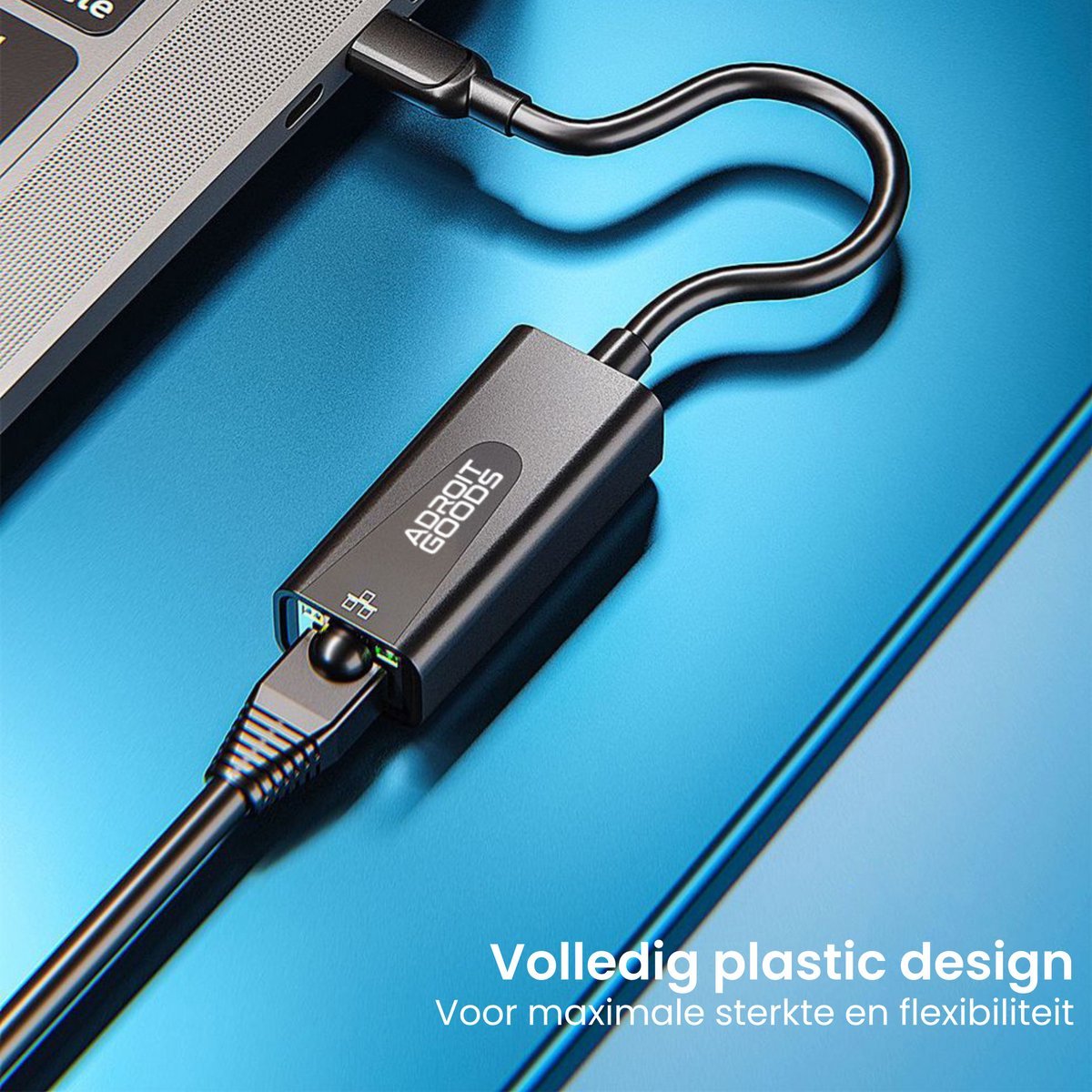 Zwarte AdroitGoods adapter met kabel verbonden aan laptop op blauwe ondergrond