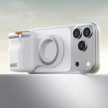 Witte AdroitGoods smartphone lenshouder bevestigd aan zilveren telefoon met drievoudige camera's.