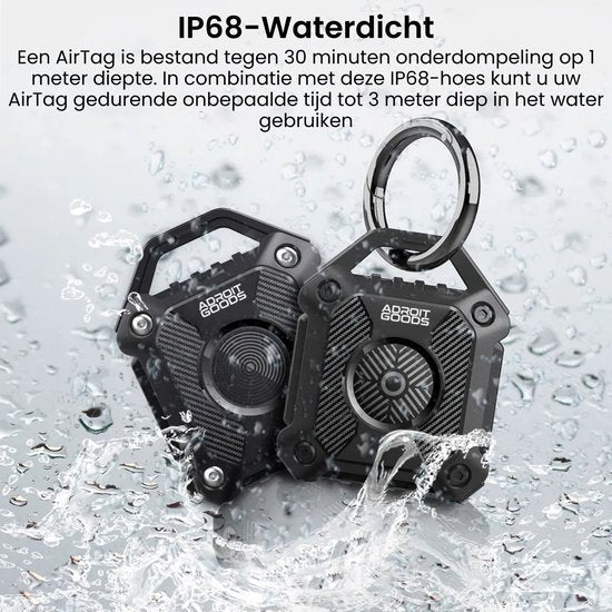 Twee zwarte duurzame waterdichte beschermhoezen voor AirTags onder stromend water met spatbescherming.
