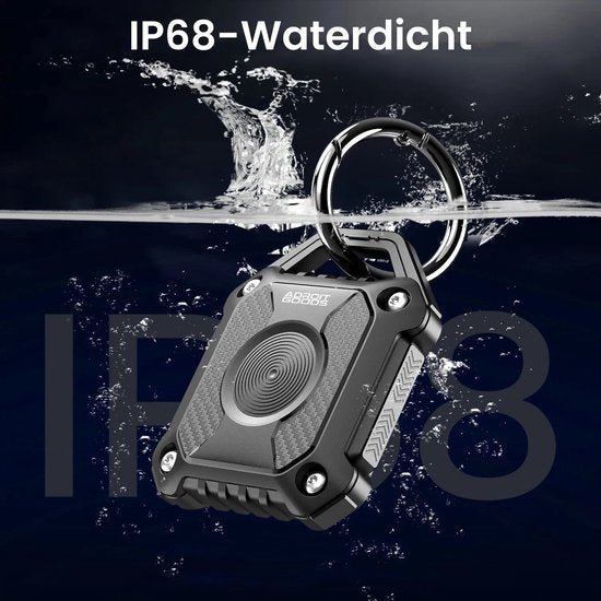 Waterdichte zwarte sleutelhanger hangend in water met waterdruppels en IP68 tekst