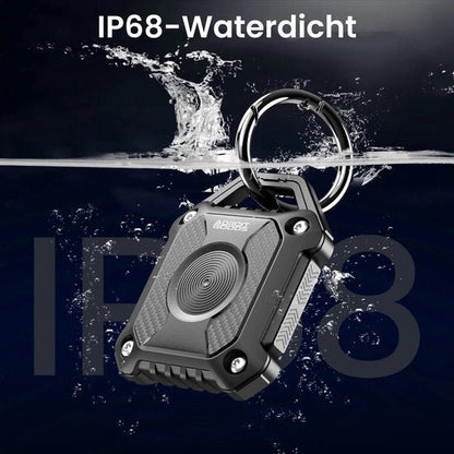 Waterdichte zwarte sleutelhanger hangend in water met waterdruppels en IP68 tekst