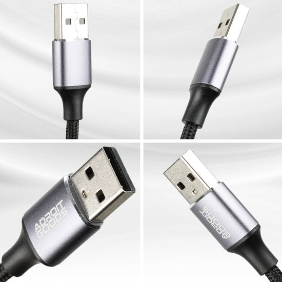 USB-kabel met metalen connectoren en gevlochten kabelmantel in verschillende aanzichten zichtbaar