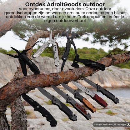 Diverse outdoormessen en multitools hangen aan een dennenboomtak in een natuurlijke omgeving.