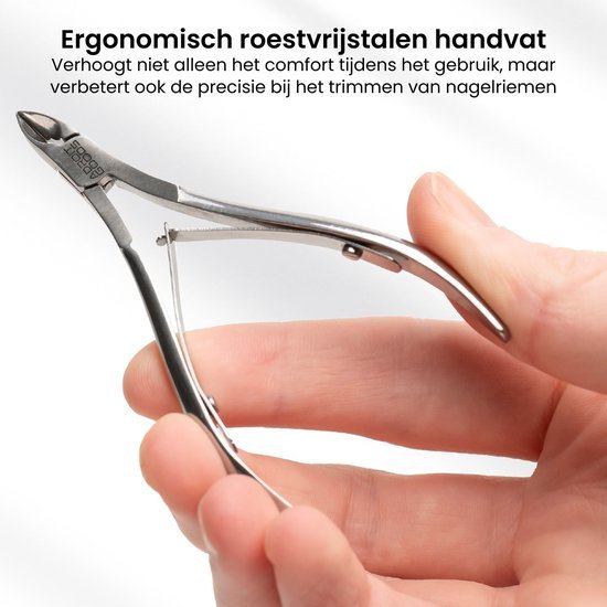 Hand die ergonomische roestvrijstalen nagelriemknipper vasthoudt met precisie en comfort.