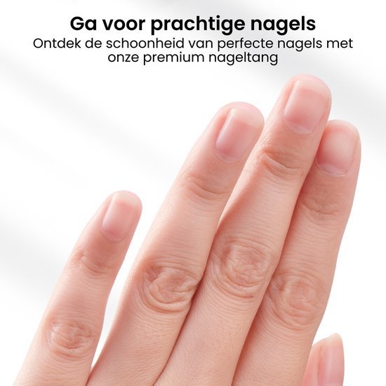 Hand met verzorgde, natuurlijk ogende nagels tegen een witte achtergrond.