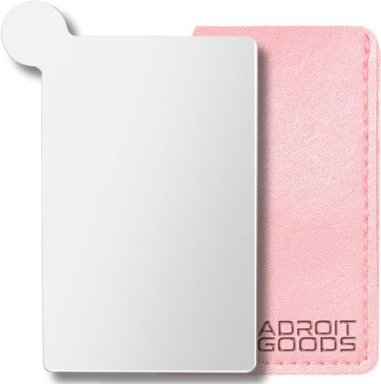 transparante kaart met afgeronde hoeken naast een roze hoes met AdroitGoods tekst