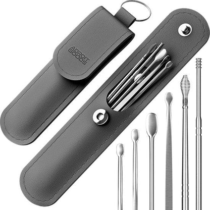 grijs etui met metalen reinigingsstiften en oorhygiënische tools netjes gerangschikt