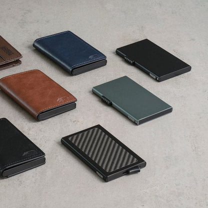 Zes verschillende stijlvolle kaarthouders van leer en metalen materialen op een neutrale ondergrond.