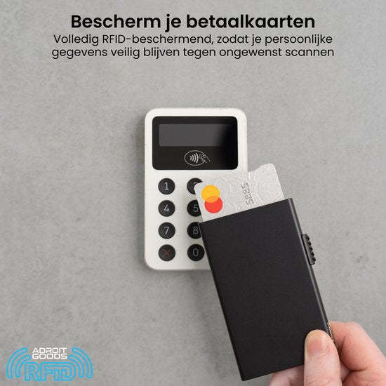 Hand die een witte kaart uit een zwarte RFID-beschermhoes haalt bij een pinapparaat