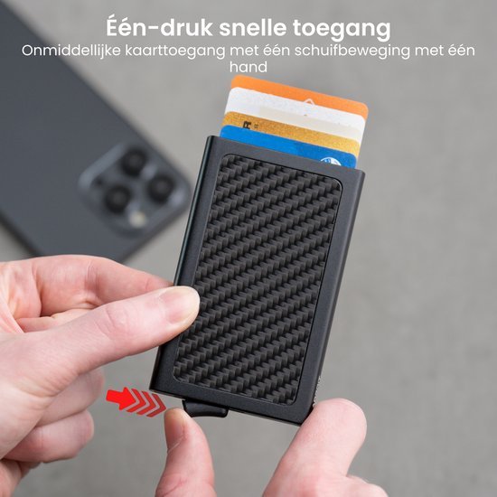 Hand die een zwarte carbon-look kaarthouder vasthoudt met vier zichtbare kaarten erin