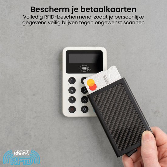 Hand die een zwarte RFID-beschermhoes vasthoudt met een creditcard bij een betaalterminal