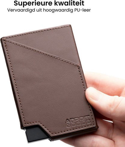 Hand houdt een bruin PU-lederen minimalistische portemonnee met gestikte details en merklogo