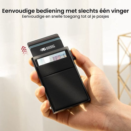 Hand houdt zwarte pasjeshouder met meerdere kaarten zichtbaar en duidelijke bedieningstekst bovenaan