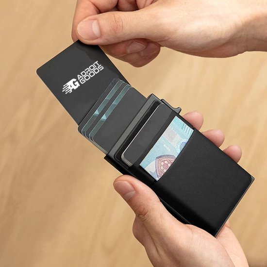 Hand die een slanke zwarte kaarthouder opent met meerdere plastic kaarten erin zichtbaar