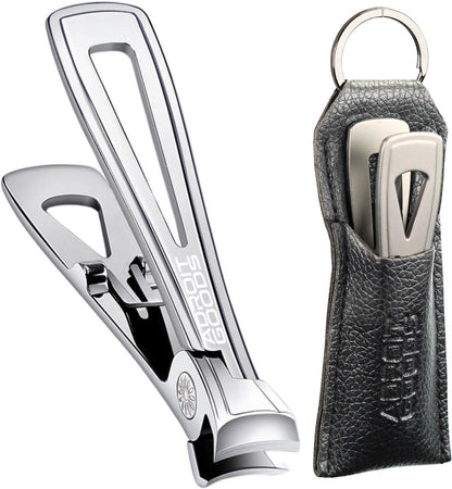 zilverkleurige nagelknipper met leren etui en metalen sleutelhanger in professionele stijl