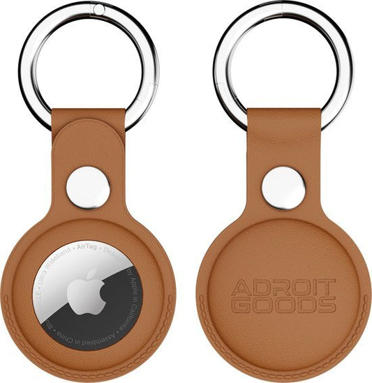 Bruine leren sleutelhouder met ronde metalen ring en gegraveerd Adroit Goods logo.
