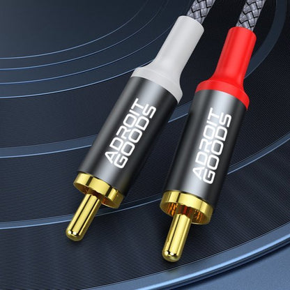 twee goudkleurige audiokabels met rode en witte connectoren en AdroitGoods logo
