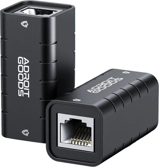 Twee zwarte netwerkverloopstekkers met AdroitGoods-logo en RJ45-poorten voor verbindingen