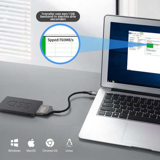 Externe ssd aangesloten op laptop met snelle overdrachtssnelheid van 760 MB per seconde