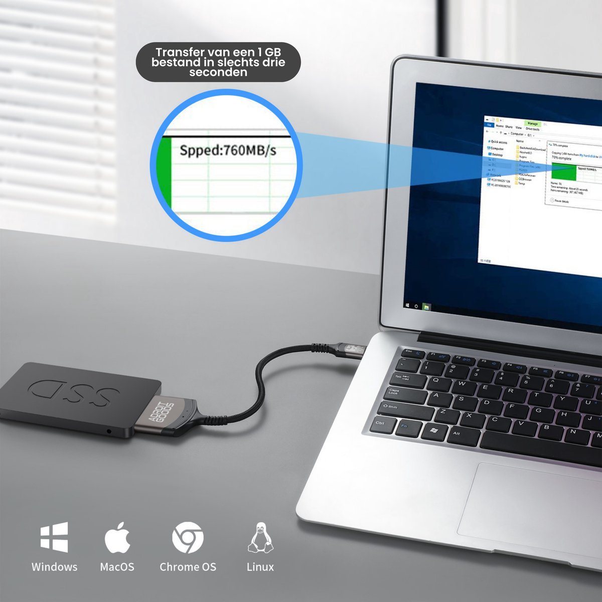 Extern ssd-schijf aangesloten op laptop met snelle gegevensoverdrachtssnelheid van 760 MB/s